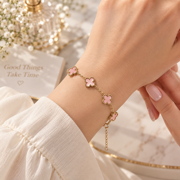 Жіночий браслет із рожевими конюшинами &mdash; золотистий, у стилі Van Cleef 0152 фото