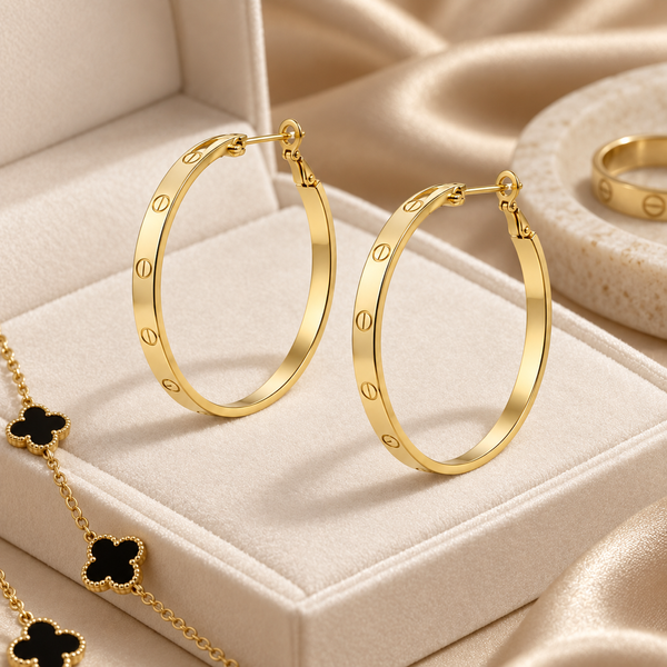Жіночі сережки-кільця з гравіюванням &mdash; золотисті, у стилі Cartier Love 0160 фото